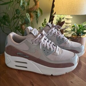 Nike Pink Air Max 90 LV8 🩷